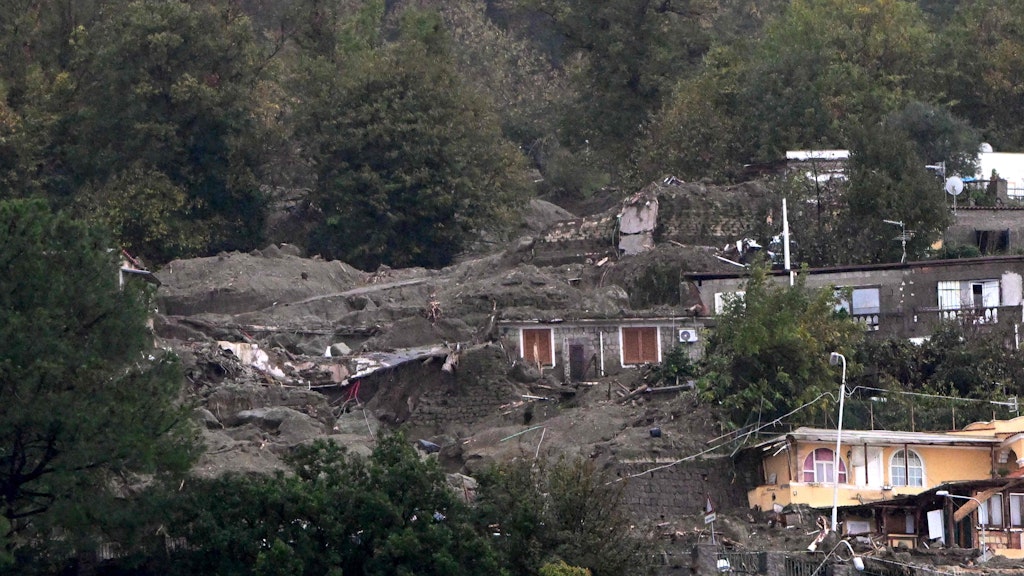 Zerstörte Häuser, die von dem Erdrutsch an einem Hang in Casamicciola auf der italienischen Insel Ischia erfasst worden waren. 