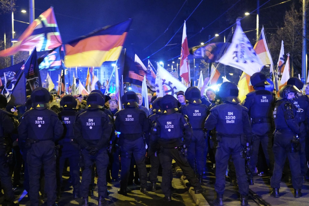 Teilnehmer einer Demonstration werden von Polizisten gestoppt. Die Initiatoren der rechten Demo unter dem Motto "Ami go home" fordern von den USA, ihre Truppen und Atomwaffen auf deutschem Boden abzuziehen. 