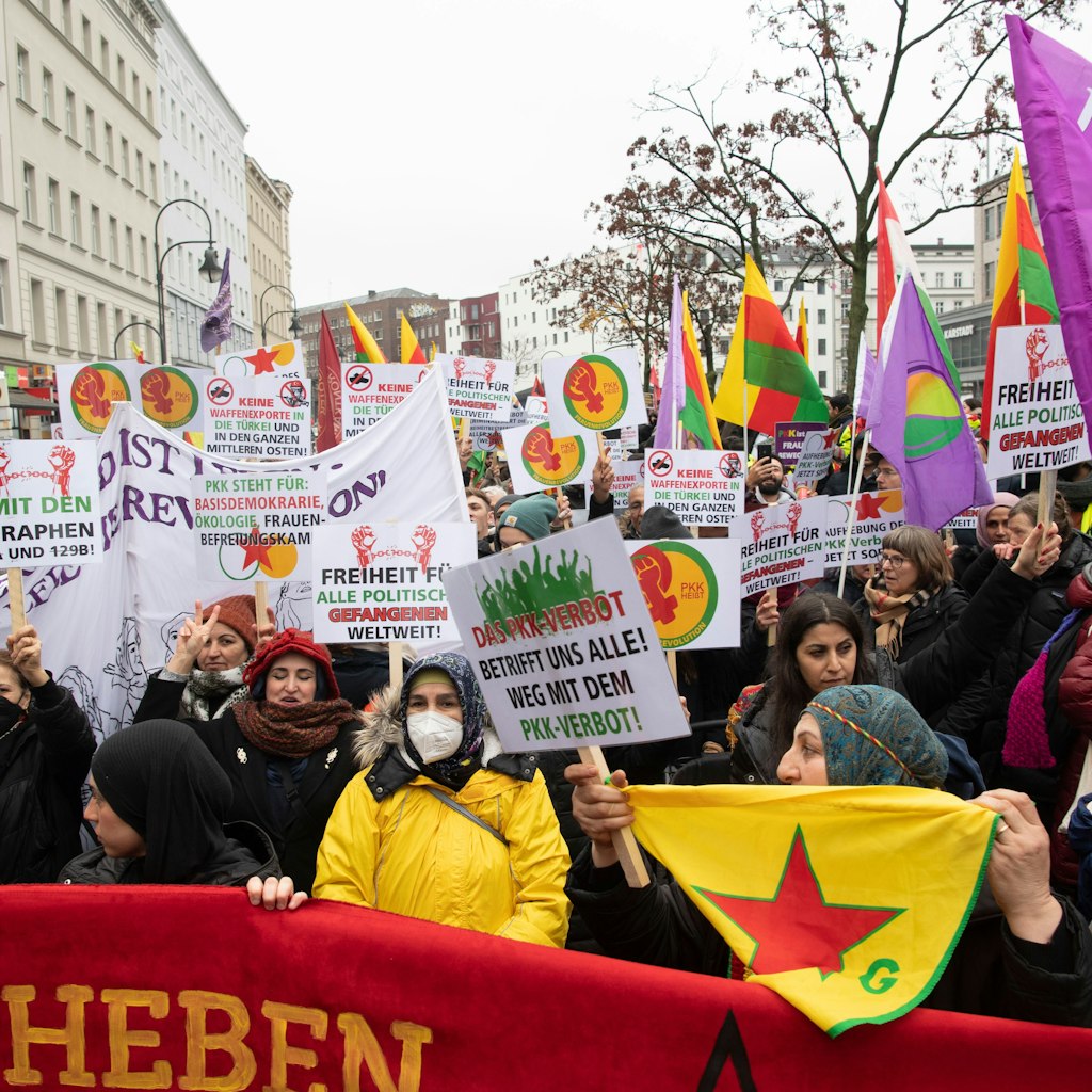 Teilnehmer der Demonstration gegen das PKK-Verbotes stehen am Berliner Hermannplatz. 