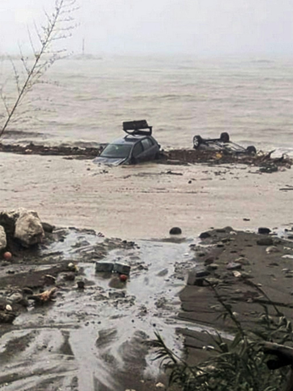 Autos liegen bei Casamicciola Therme im Meer.
