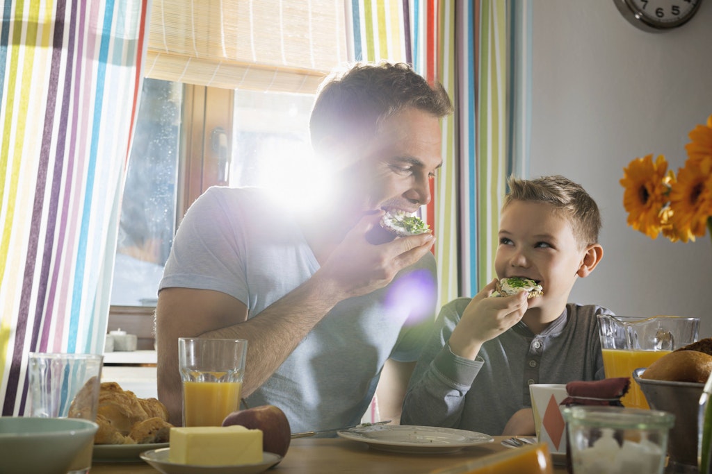 Brot macht wacher als Kaffee – gönnen Sie sich also auf jeden Fall ein kohlenhydrathaltiges Frühstück, wenn Sie fit in den Tag starten wollen.