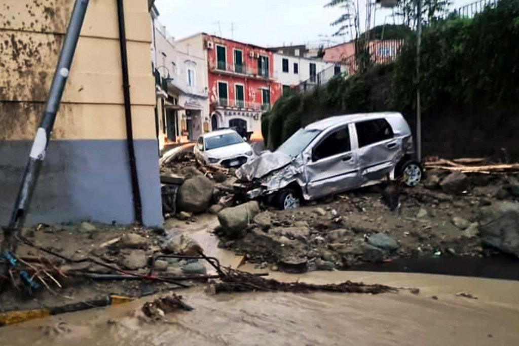 Zerstörte Autos auf der beliebten italienischen Mittelmeerinsel Ischia.
