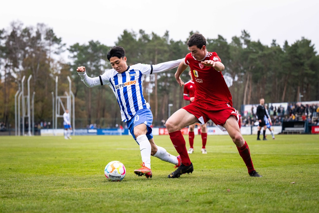 Herthas Dong-jun Lee (l.) im Duell mit Julian Bache vom Ludwigsfelder FC. Der Südkoreaner machte im Testspiel ein Tor und war danach wieder verletzt. 
