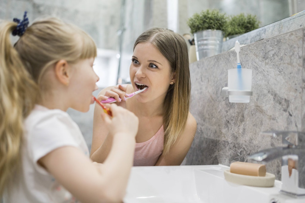 Viele lassen die Zahnbürsten offen herumliegen - ein Hygiene-Fehler!