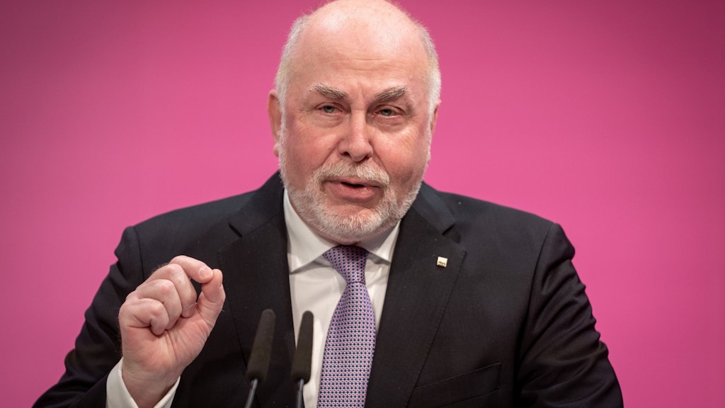 Ulrich Silberbach vom Beamtenbund dbb gibt dem stellvertretenden CDU-Vorsitzenden Carsten Linnemann Kontra. 