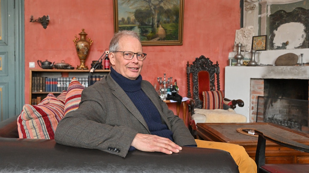 Charles Elworthy, Miteigentümer von Schloss Wartin, sitzt auf einem Sofa im Schloss. Das Anwesen wird häufig als romantischstes Schloss in der Uckermark beschrieben.