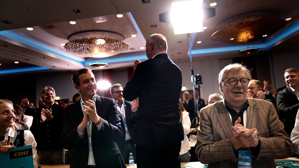 Kai Wegner nimmt den Applaus entgegen, unter anderem vom ehemaligen Regierenden Bürgermeister Eberhard Diepgen (r.) und Generalsekretär Stefan Evers.