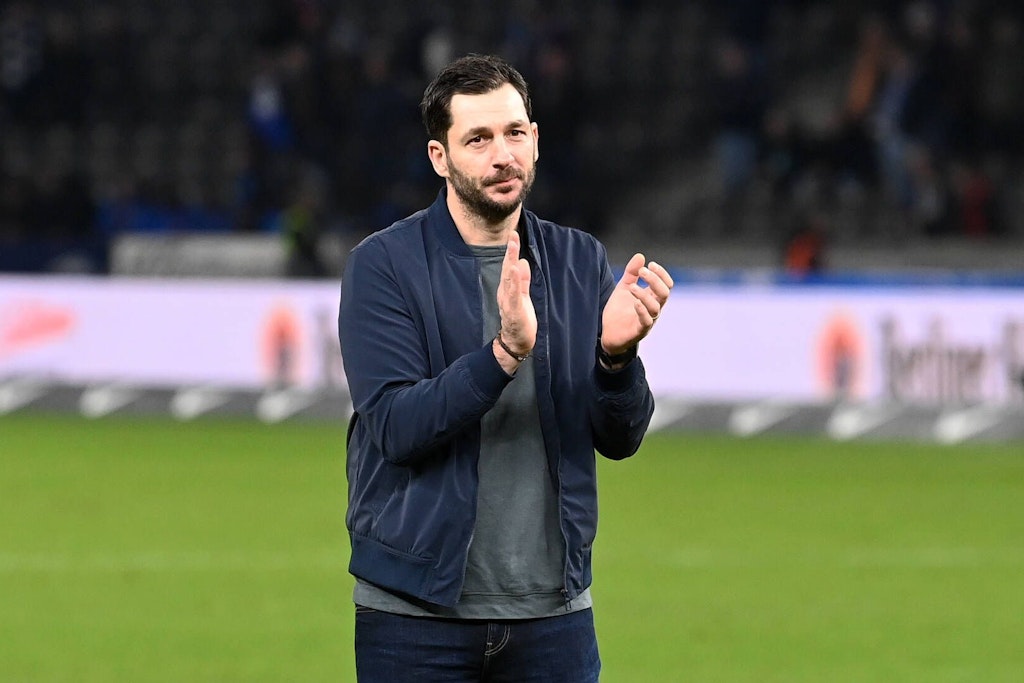 Herthas Trainer Sandro Schwarz klatscht den Fans Beifall und bedankt sich für die Unterstützung.