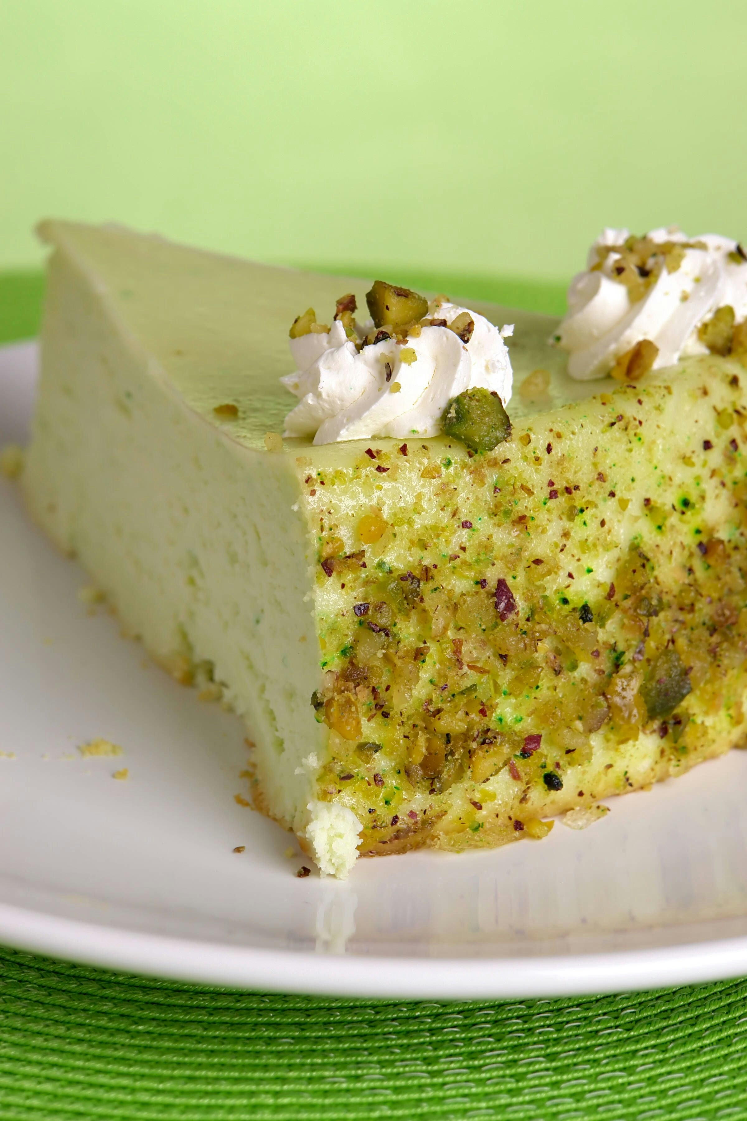 Grüner Käsekuchen: Pistazien und eine Geheimzutat sorgen für die Farbe ...