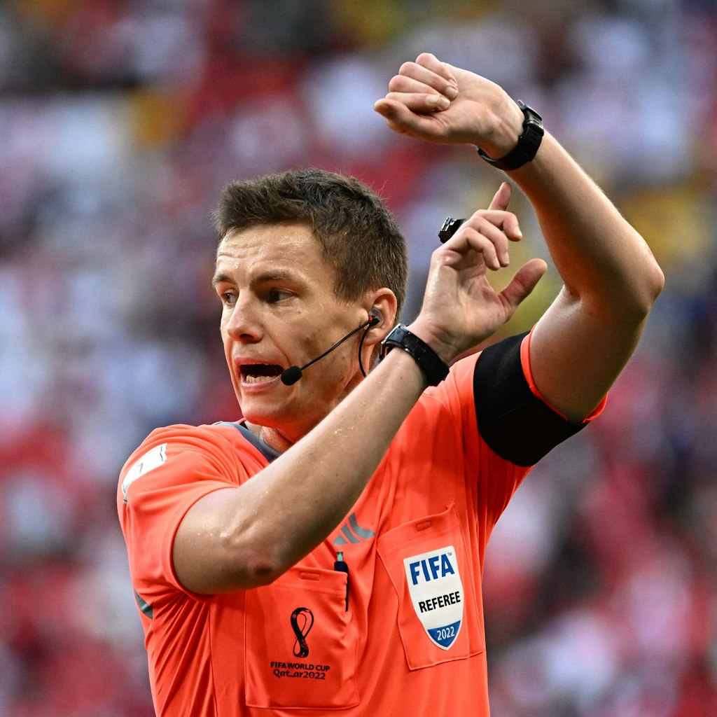 Für Berlins Schiri Daniel Siebert ist die Zeit bei der WM noch lange nicht gelaufen.