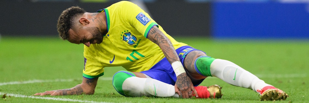 Brasiliens Neymar hält sich nach einem schmerzhaften Foul im Spiel gegen Serbien den Knöchel. 
