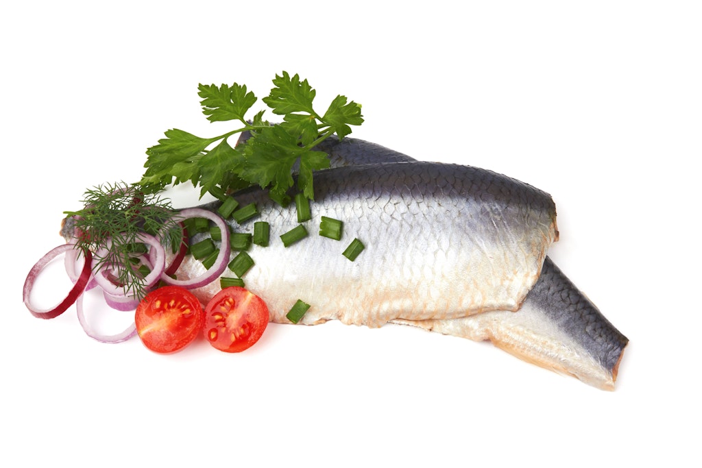 Hering mit Tomate, Zwiebeln und Petersilie