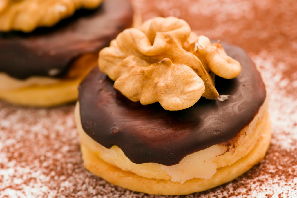 Die leckeren Himbeer-Marzipan-Plätzchen kann man am Ende noch mit Nüssen, Streuseln oder ähnlichem dekorieren.