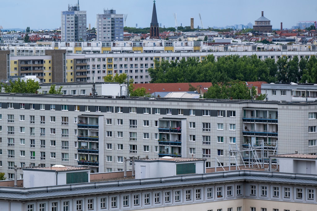 Blick von einem Hochhaus auf die Wohnhäuser im Berliner Osten. Mehr Menschen als bisher sollen hier Wohngeld erhalten.