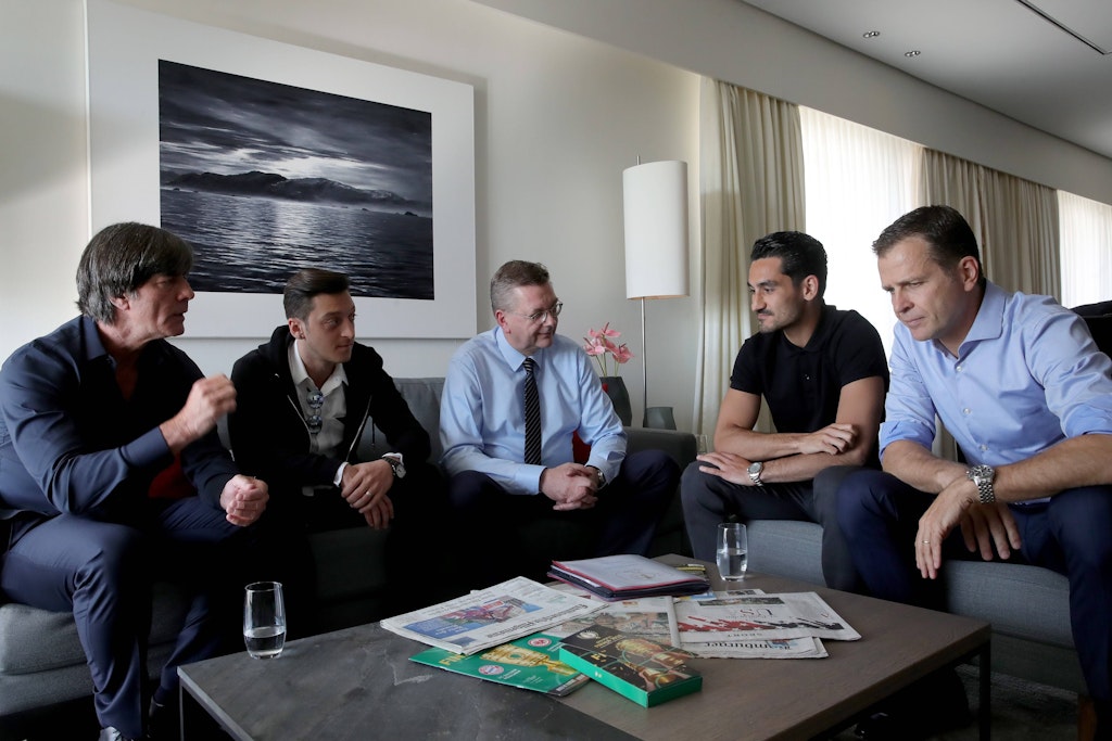 Vor der WM 2019 in Russland kam es nach dem Erdogan-Foto zur Aussprache. Gebracht hat es nichts. Özil erhob nach dem Vorrunden-Aus Rassismus-Vorwürfe gegen den DFB.