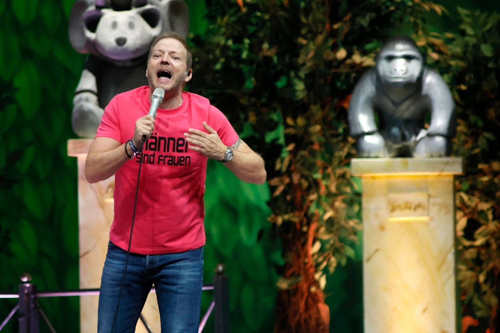 Mario Barth mit seinem Programm „Männer sind Frauen, manchmal aber auch ... vielleicht“ - damit trat er auch in Bochum auf. Dort musste die Show wegen eines Notfalls abgebrochen werden.