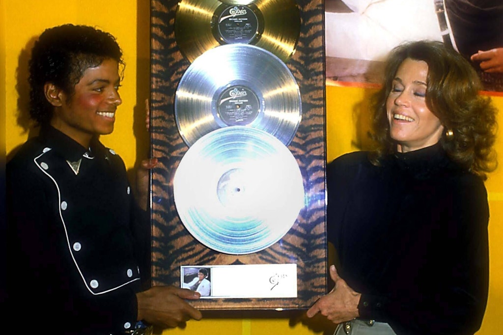 Schauspielerin Jane Fonda überreicht Michael Jackson die Platin- und Goldene-Platten, die der King of Pop für „Thriller“ bekam (1983).