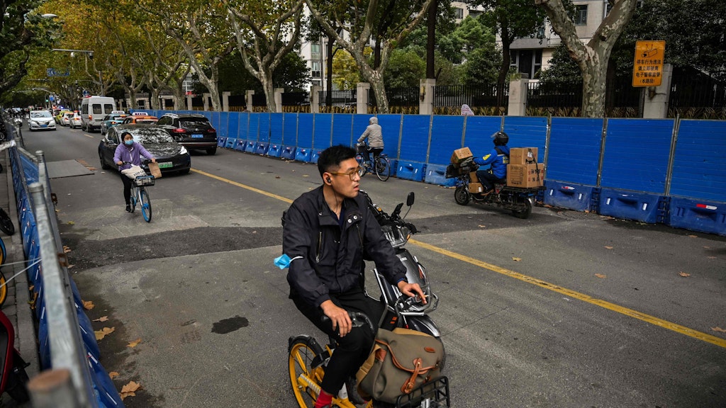 Die Gehwege einer Straße in Shanghai, die nach der Stadt Ürümqi benannt ist, sind abgesperrt: Hier hatten sich Demonstranten versammelt, weil in Ürümqi zehn Menschen mutmaßlich wegen Corona-Absperrungen einem Hausbrand zum Opfer gefallen waren