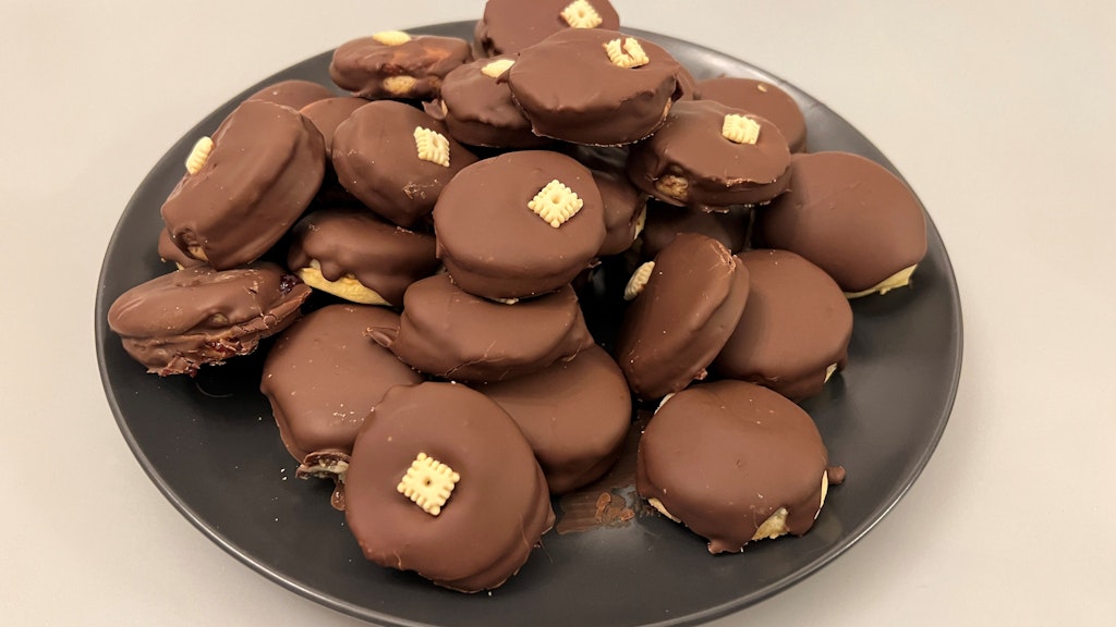 Die genialen Himbeer-Marzipan-Plätzchen sind nach diesem Rezept kinderleicht zu machen und sie sind so lecker.