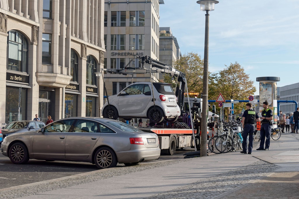 Dieser Smart wird in Berlin-Mitte abgeschleppt, weil er während Filmdreharbeiten im Halteverbot stand.