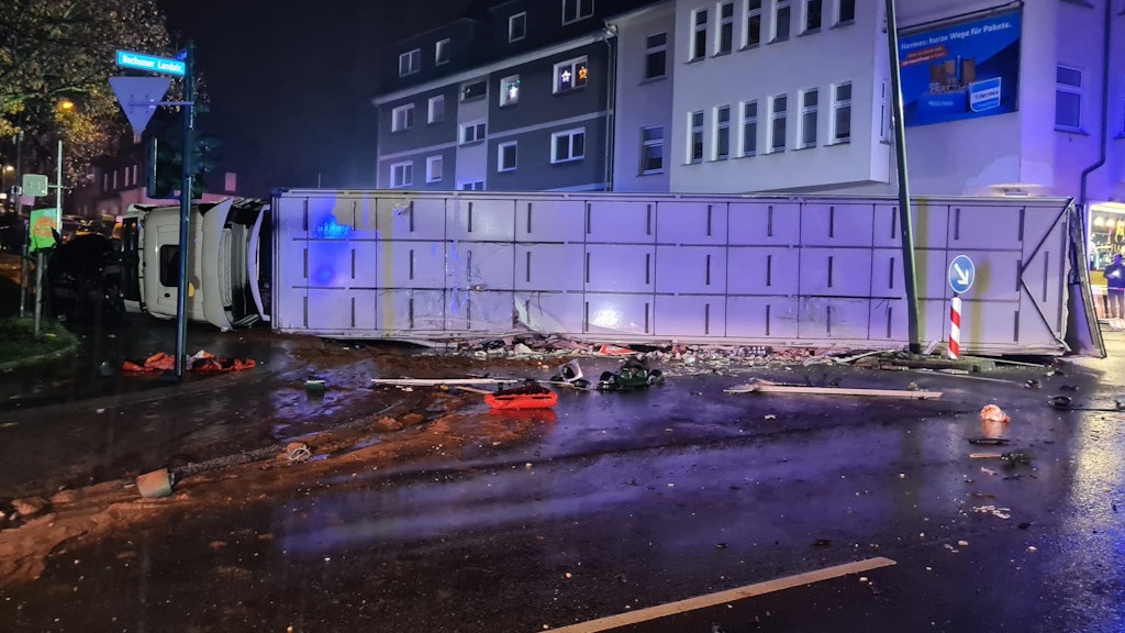 Nach der Unfallserie lag der Lkw auf der Seite.