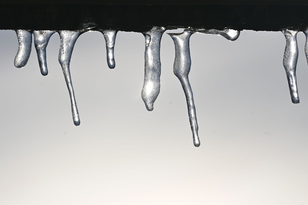 Eiszapfen hängen an einem Vordach. Laut Wetterexperten stürzen die Temperaturen deutlich ab in den kommenden Tagen.