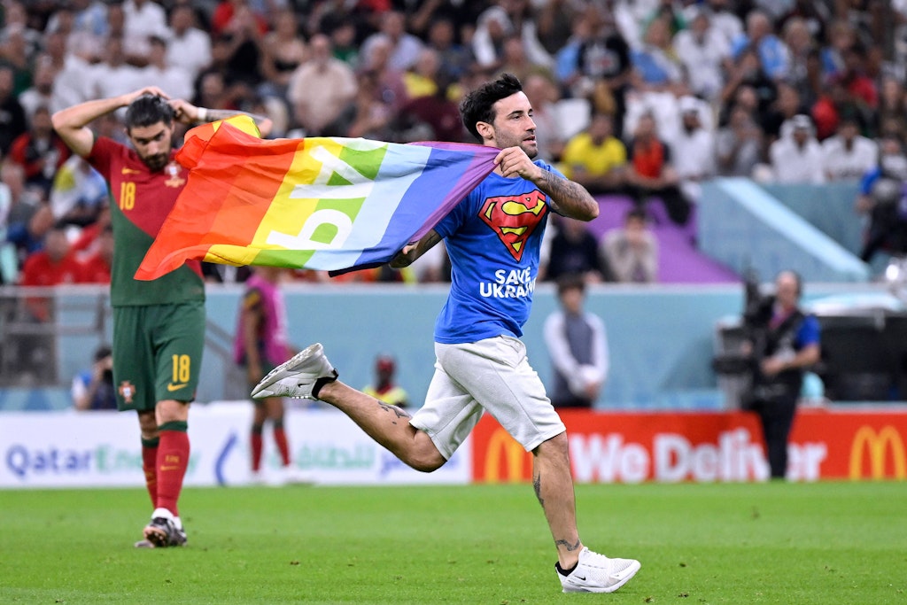 Klare Botschaften: Ein WM-Flitzer beim Spiel Portugal gegen Uruguay stürmte in Katar den Rasen, demonstrierte in Regenbogenfarben für die Menschen im Iran und die Ukraine. 