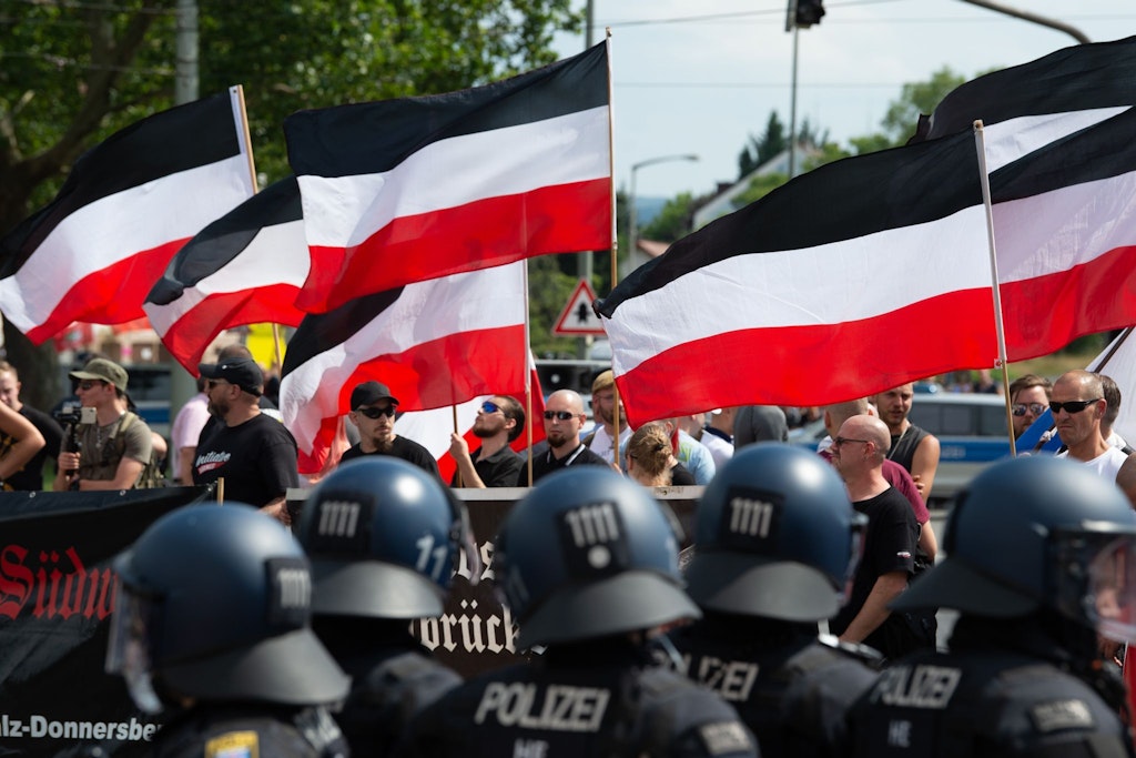 Rechtsextremismus hat viele Gesichter. Das bekannteste sind kahlgeschorene Neonazis mit schwarz-weiß-roten Flaggen. (Symbolfoto)