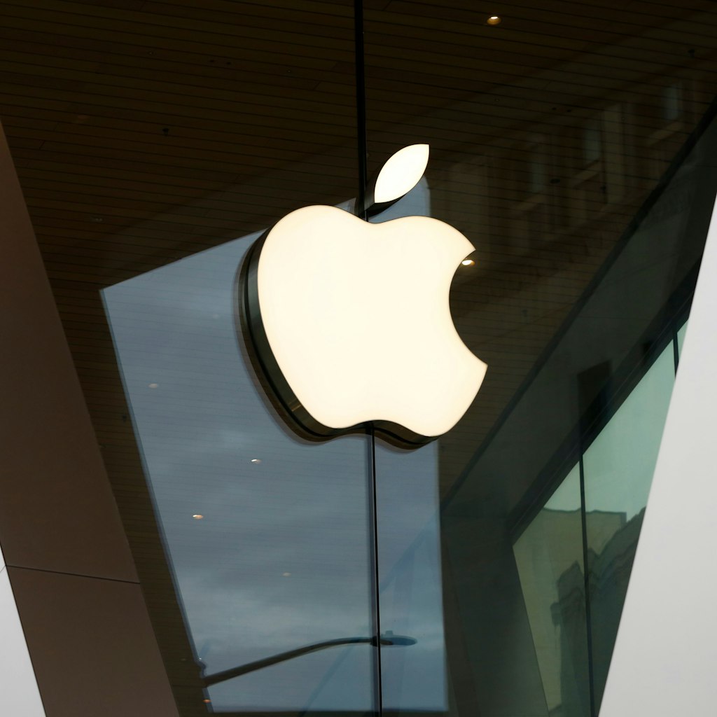 Elon Musk fühlt sich vom Tech-Riesen Apple schlecht behandelt.