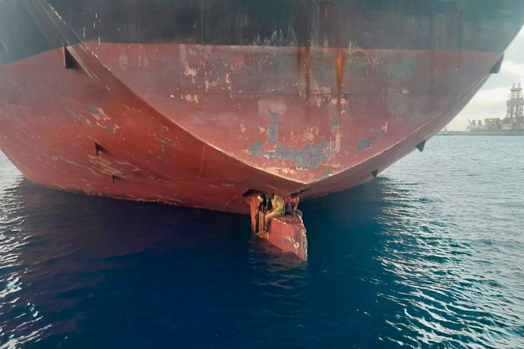 Drei Migranten aus Afrika haben einem Medienbericht zufolge elf Tage auf dem Ruderblatt eines Öltankers überlebt und so von Lagos (Nigeria) die Kanarischen Inseln erreicht.