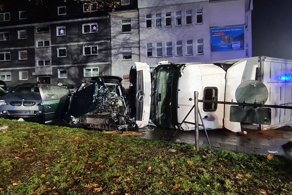 Schwerer Crash in Essen: Am Ende lag ein Lkw auf der Seite.