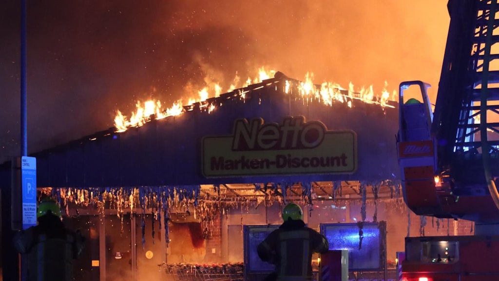 In Friedrichshagen ist ein Netto-Markt komplett ausgebrannt.