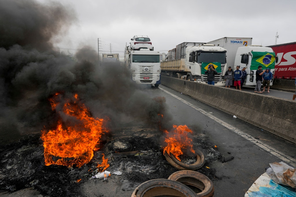 Lkw-Fahrer, meist ihre eigenen Chefs, blockieren zur Unterstützung Bolsonaros immer wieder Straßen in Brasilien.