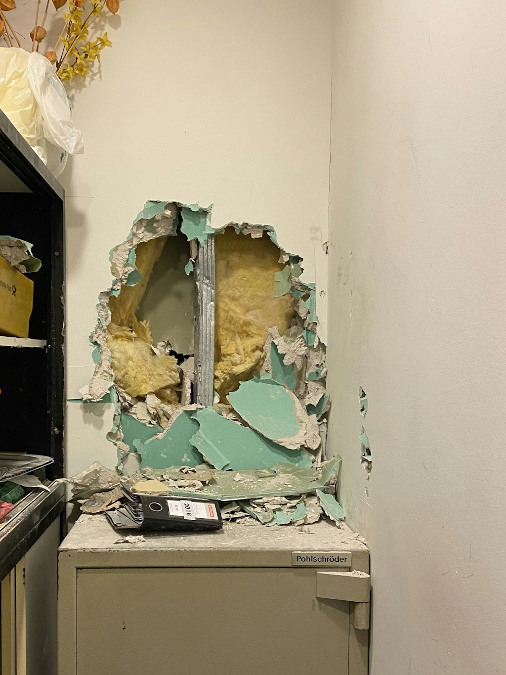 Auf der Suche nach einem Safe zertrümmerten die Einbrecher sogar Wände.