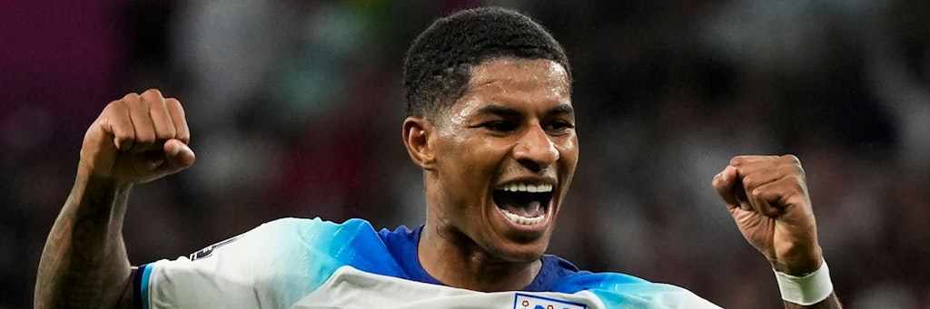 Englands Marcus Rashford fiert seinen zweiten Treffer im Duell gegen Wales. 