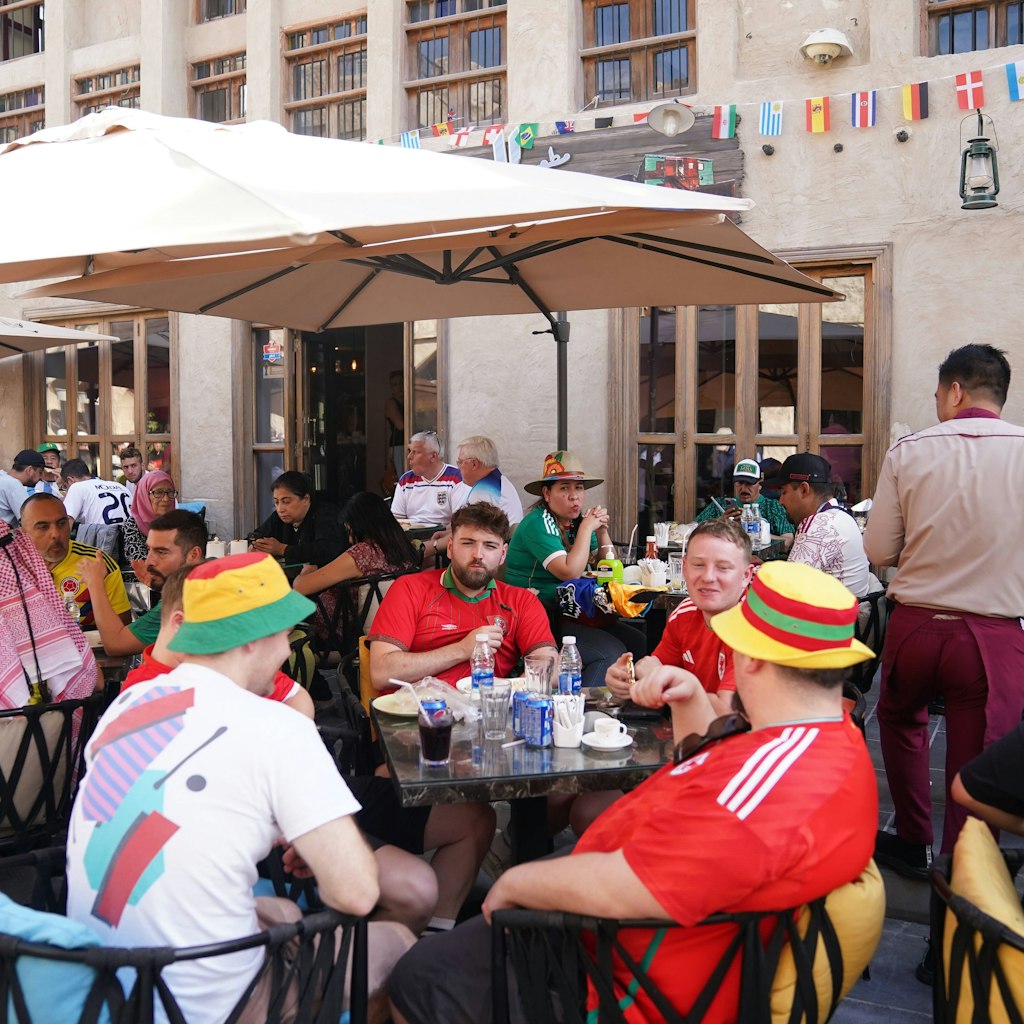 Walisische Fans warten in Doha vor dem Match gegen England in den Bars und Cafes auf den Anstoß.