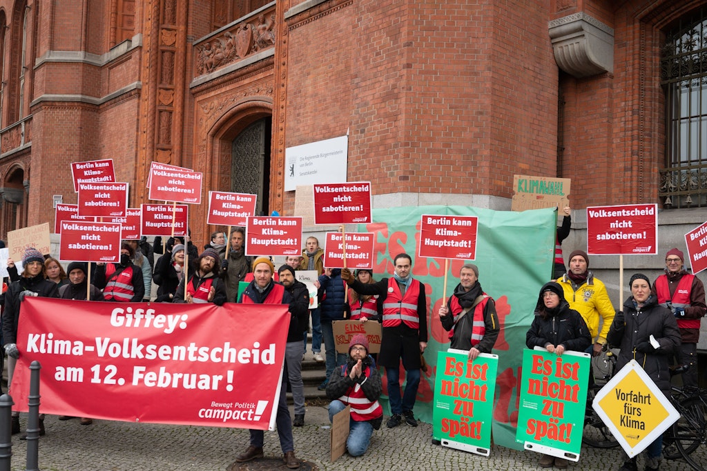 Vor der Senatssitzung am Dienstag demonstrierten Organisatoren und Unterstützer des Volksentscheids vor dem Roten Rathaus für eine Abstimmung am Tag der Berliner Wiederholungswahl.
