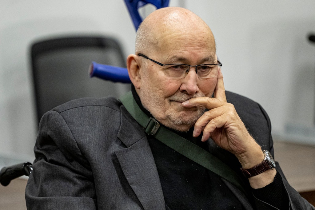 Horst Mahler, ehemaliger NPD-Anwalt, kommt zum seinem Prozess wegen Volksverhetzung und Leugnung des Holocausts im Rollstuhl in den Gerichtssaal. 