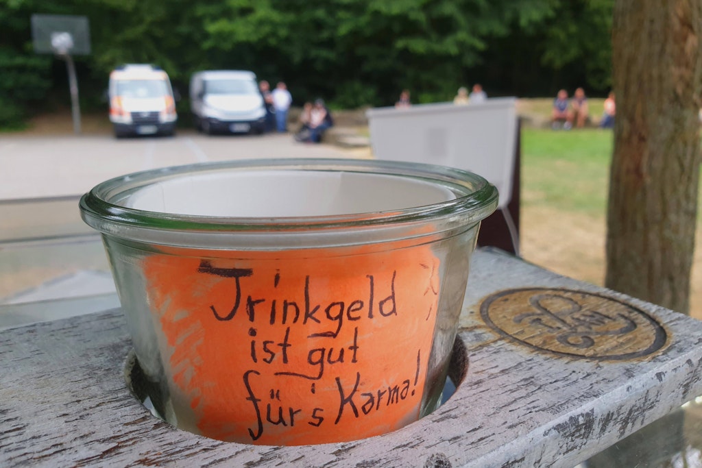 Bei den Argumenten für das Trinkgeld sind der Fantasie keine Grenzen gesetzt: Aber in wessen Taschen das Geld letztlich landet, bleibt oft unklar.