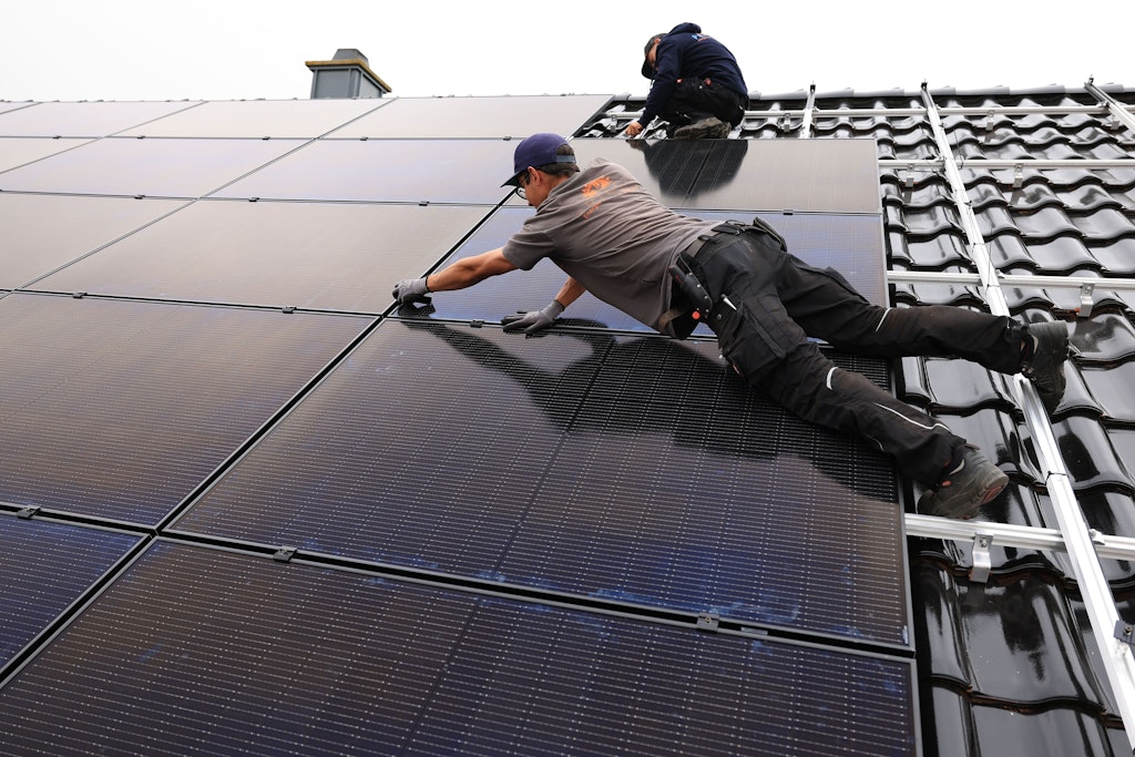 Glücklich, wer Solarpanele ergattern kann. Noch glücklicher, wer die Fachleute findet, die sie auf dem Dach installieren.
