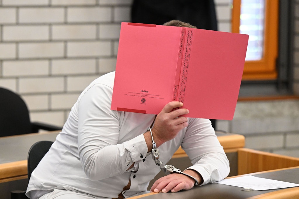 Der Angeklagte im Prozess wegen Mordes an einer Sechsjährigen und Störung der Totenruhe: Der heute 34-Jährige soll das Mädchen laut Staatsanwaltschaft mit einem Messer getötet und sich an ihrer Leiche vergangen haben.