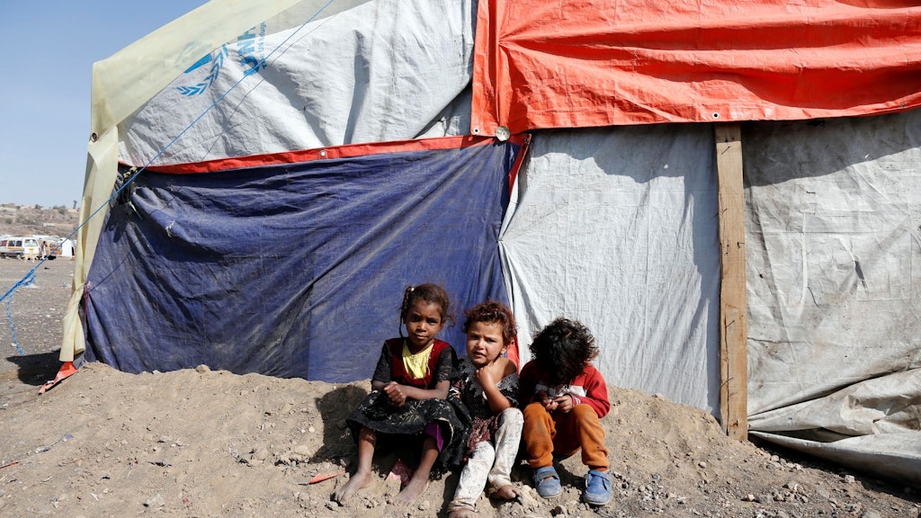 Der Krieg im Jemen zwingt die Menschen in die Flucht, wie diese jemenitischen Kinder in einem Lager verlieren Tausende ihr Zuhause.