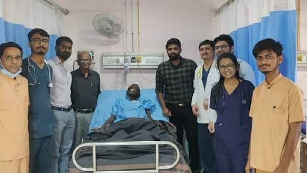 Das Ärzte-Team des Hangal Sri Kumareshwar-Krankenhauses mit dem Patienten im Bett.