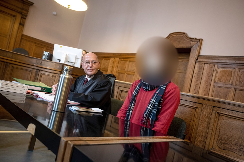 Der Klima-Kleber sitzt neben seinem Anwalt Gregor Gysi (Die Linke) in Berlin vor Gericht. 