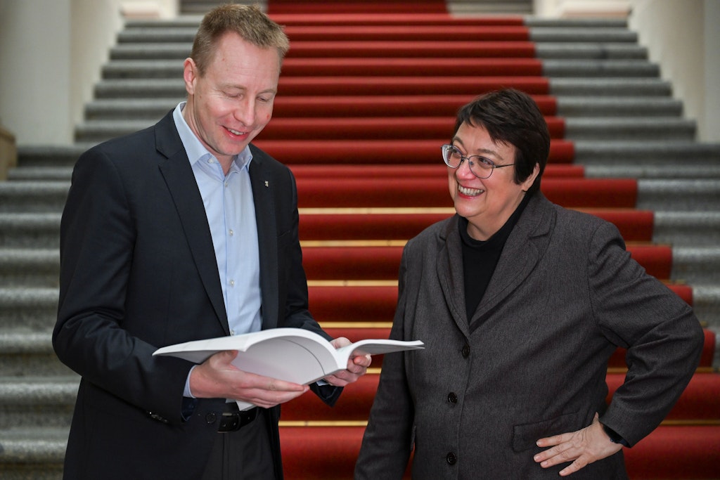 Na, danke: Abgeordnetenhauspräsident Dennis Buchner hat von Rechnungshof-Präsidentin Karin Klingen den Jahresbericht 2022 bekommen. Ihr Lächeln könnte man so deuten: Pass mal auf, dass dein Parlament nicht so viel ausgibt.