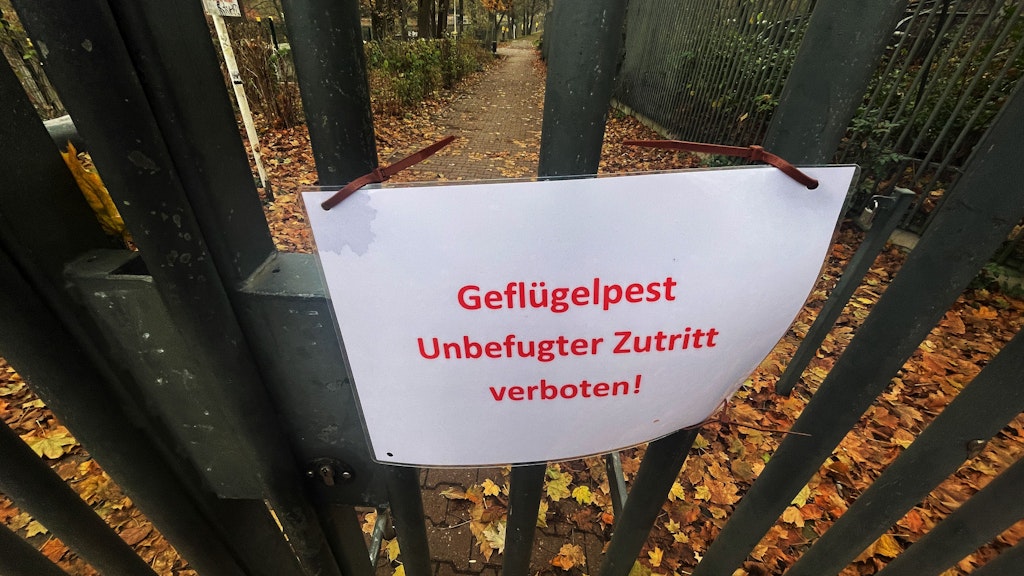 Dieses Warnschild bleibt an den Eingangstoren: Der Zoo muss weiterhin geschlossen bleiben.