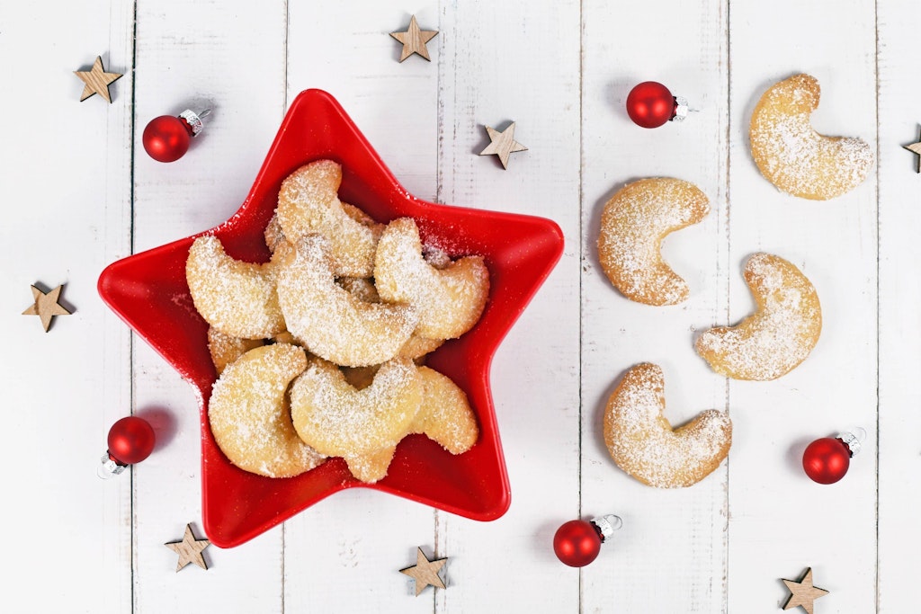 Fein-mürbe Vanillekipferl gehören zu den beliebtesten Weihnachts-Plätzchen. Sie wollen sie selbst backen? Wir haben hier eine bewährtes Rezept.