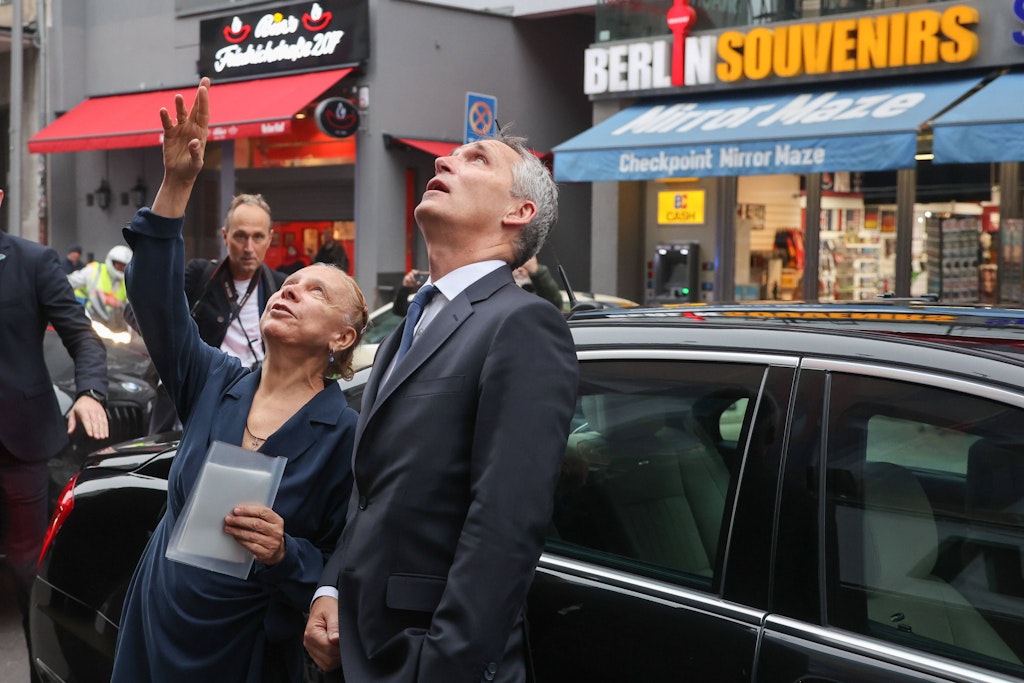 Nato-Generalsekretär Jens Stoltenberg besucht am Checkpoint Charlie das Mauermuseum, wird von Museumschefin Alexandra Hildebrandt begrüßt.