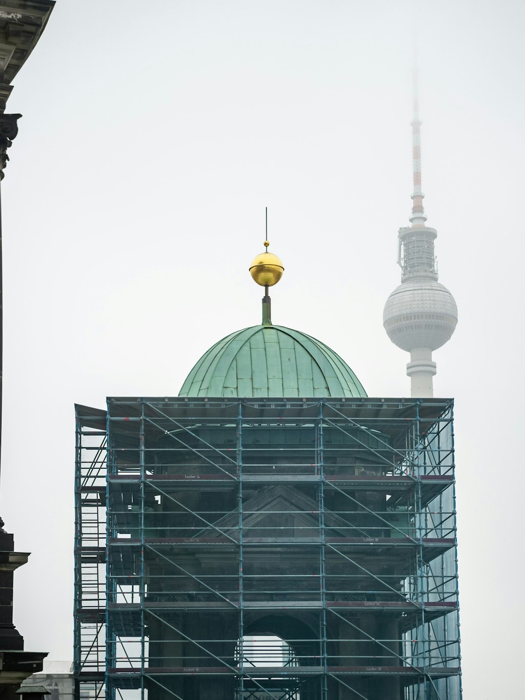 Turm A ist schon eingerüstet, kann saniert werden.