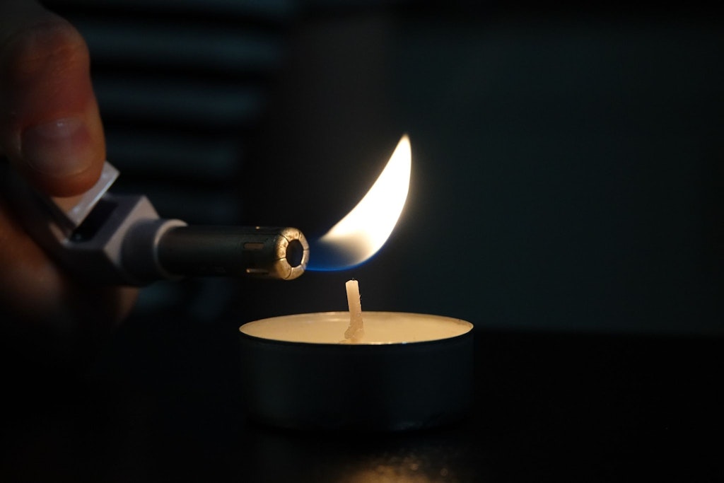 Teelicht statt Glühbirne – bei Energieengpässen können Versorger stundenweise den Strom abstellen.